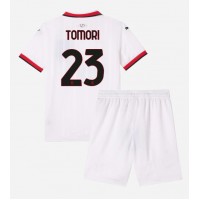 Camiseta AC Milan Fikayo Tomori #23 Visitante Equipación para niños 2024-25 manga corta (+ pantalones cortos)